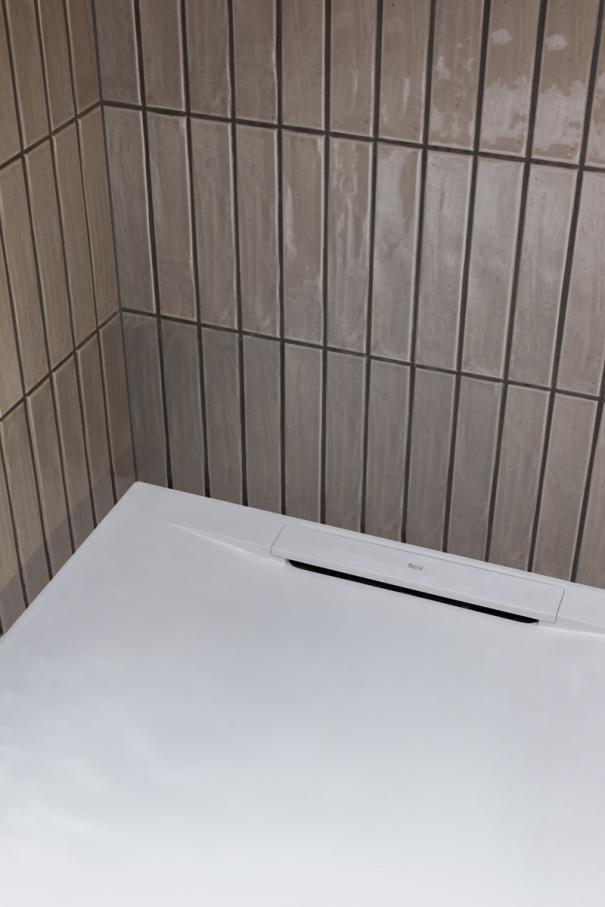 El inodoro suspendido Rimless® y el lavabo de Fineceramic®, ambos de la colección Ona, han sido seleccionados por su diseño funcional y su innovadora tecnología. El primero mejora la higiene y la eficiencia espacial, mientras que el segundo ofrece la máxima durabilidad y un diseño sofisticado. Por otro lado, el plato de ducha Pyros, fabricado en Stonex®, destaca por su diseño extraplano y su discreto desagüe lineal, elevando así la estética del espacio de baño. Esta colaboración es el ejemplo perfecto de cómo el diseño y la tecnología de vanguardia logran realzar los espacios históricos, creando una sinergia atemporal entre la elegancia victoriana y el confort más actual.11