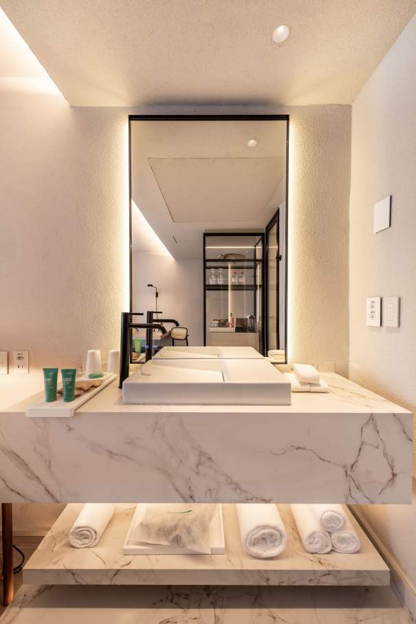El compromiso de Roca por ofrecer experiencias de baño excepcionales están en perfecta sintonía con el prestigio del Hotel Unique como símbolo del lujo y la excelencia en el diseño en São Paulo. La reforma de 2024 combina modernidad con una elegancia atemporal, mejorando la experiencia de los huéspedes. Para crear una estética impactante, se ha combinado la grifería de lavabo de caño alto Ona de Roca en negro titanio con los lavabos Ohtake y Horizon. Los rociadores Rainsense en negro mate y las duchas de mano Stella proporcionan una agradable sensación de confort, mientras que los inodoros Inspira con tecnología Rimless completan un baño sostenible, sofisticado y minimalista.27