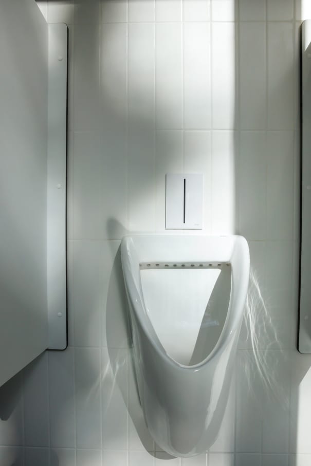 El interiorismo de los baños de TriQube cuentan con una estética minimalista que invita a la calma, con formas redondeadas y una paleta de colores relajantes que crean un ambiente de serenidad. Los urinarios Chic añaden un toque de elegancia con un estilo urbano, mientras las asas de baño Access y los inodoros Meridian garantizan la accesibilidad y el máximo confort. Los productos Roca han sido cuidadosamente seleccionados para contribuir a la funcionalidad y el espíritu de innovación del espacio, aportando los más altos estándares de calidad y diseño.4