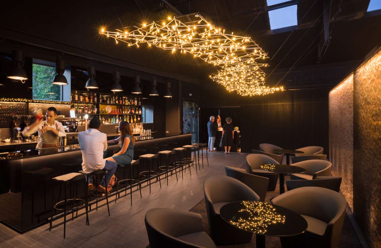 Los baños del restaurante se han diseñado con el objetivo de enriquecer la experiencia gastronómica, aunando tradición e innovación. La grifería Insignia y los lavabos Beyond de Roca, combinados con la moderna practicidad de los accesorios Hotels, dan lugar a un espacio tan bello como funcional. Con estas colecciones se logra que los baños transmitan la creatividad y el prestigio del restaurante, al tiempo que incorporan las últimas tecnologías para el ahorro de agua, como el sistema Cold Start, y soluciones prácticas para garantizar la seguridad y durabilidad en espacios públicos. Además de ofrecer una experiencia sensorial, el diseño de los baños también concede protagonismo a la responsabilidad medioambiental, en línea con la visión de los hermanos Torres de un mundo sostenible inspirado en el recurso más preciado de la naturaleza. Los chefs, comprometidos con el grave problema del consumo de agua, colaboran con la Fundación We Are Water desde 2016.2