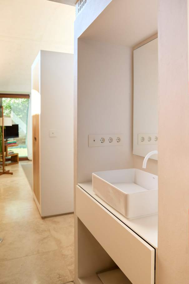 La distribución de Casa IV transforma el baño en un elemento fluido del espacio vital, contribuyendo a mejorar la experiencia de los habitantes de la vivienda. La incorporación de la bañera, el inodoro y el lavabo sobre encimera de la colección Tura genera una sensación de calma y sofisticación, mientras que la grifería Stripes de la colección Nu introduce un toque de dinamismo. La bañera trasciende lo funcional, convirtiéndose en el centro de atención del dormitorio y en un símbolo del estilo de vida mediterráneo. Esta vivienda es un ejemplo de cómo los productos Roca mejoran la experiencia de los usuarios, creando una mezcla perfecta de funcionalidad y diseño, en línea con la filosofía del proyecto, basada en la elegancia discreta y en los detalles cuidadosamente escogidos.13