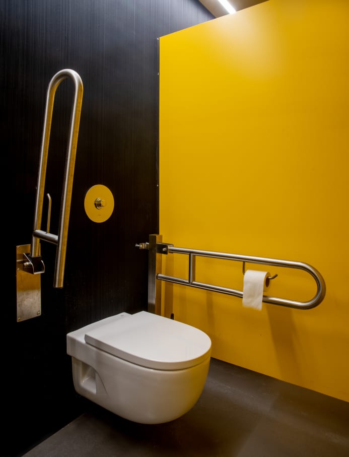 La colaboración de Roca con DHub es un ejemplo del equilibrio entre forma y función. Los productos Roca, entre los que destacan los elegantes lavabos Foro, la grifería Loft-E y los lavabos Meridian, están perfectamente integrados en los modernos espacios del DHub, diseñados por MBM Arquitects. Esta colaboración implica una apuesta por la sostenibilidad y la accesibilidad, demostrando que el diseño más innovador puede mejorar nuestro día a día y contribuir al mismo tiempo a un entorno más sostenible e inclusivo.