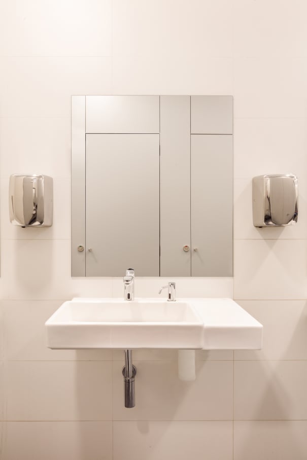 Con el fin de adaptar los baños a las necesidades actuales y respetar la integridad del edificio, los productos seleccionados deben transmitir los ideales contemporáneos de su arquitectura y ser accesibles e inclusivos. El diseño lineal y estructurado de los lavabos murales y las suaves curvas y volúmenes apilados de los inodoros suspendidos Roca Rimless® evocan una simplicidad atemporal y se hacen eco de los ideales modernistas del edificio de Sert. La colección Access, adecuada para todo tipo de usuarios, ha sido otra incorporación esencial a los baños, incluidos los asientos y tapas de inodoro, los espejos basculantes y los asientos de ducha abatibles. La elección de los dispensadores de toallas y las papeleras de la colección Public han contribuido a una mayor funcionalidad del espacio.3