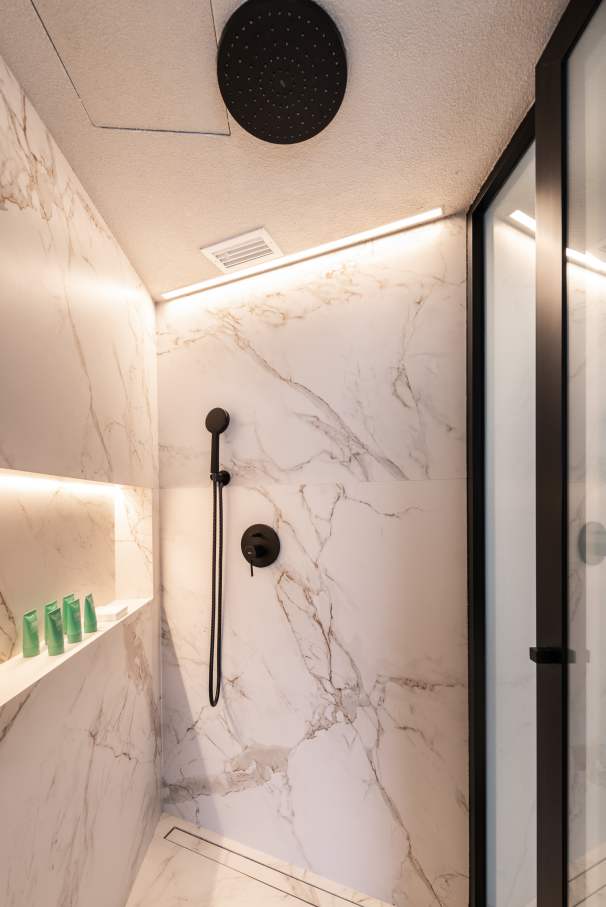 El compromiso de Roca por ofrecer experiencias de baño excepcionales están en perfecta sintonía con el prestigio del Hotel Unique como símbolo del lujo y la excelencia en el diseño en São Paulo. La reforma de 2024 combina modernidad con una elegancia atemporal, mejorando la experiencia de los huéspedes. Para crear una estética impactante, se ha combinado la grifería de lavabo de caño alto Ona de Roca en negro titanio con los lavabos Ohtake y Horizon. Los rociadores Rainsense en negro mate y las duchas de mano Stella proporcionan una agradable sensación de confort, mientras que los inodoros Inspira con tecnología Rimless completan un baño sostenible, sofisticado y minimalista.11