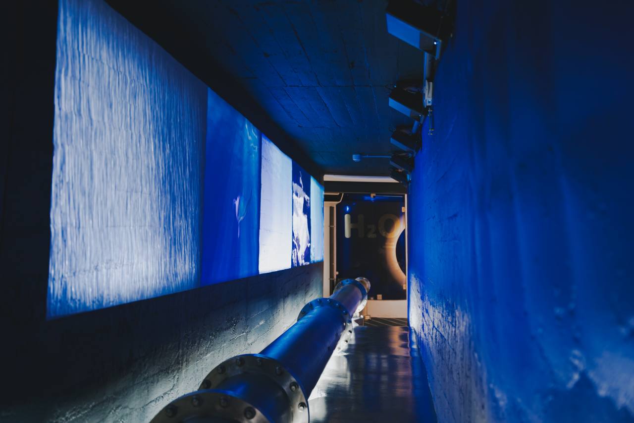 La pieza clave en los baños de este proyecto es el galardonado W+W, una ingeniosa combinación de lavabo e inodoro que permite ahorrar hasta un 25 % de agua. Esta pieza incorpora la grifería Single Pro, que incluye un innovador cartucho que reduce al mínimo el consumo de agua y las emisiones de CO2, una nueva muestra de la integración de tecnología al servicio del medioambiente que caracteriza a Roca. Los urinarios Proton también contribuyen a un uso eficiente de recursos con su diseño minimalista y un sistema de descarga sin contacto que utiliza únicamente 0,5 litros de agua por descarga. Por otro lado, la combinación de los inodoros suspendidos The Gap y las placas de accionamiento PL1 Dual añade funcionalidad y estilo a este espacio público. Asimismo, los lavabos sobre encimera The Gap Round realzan aún más la estética de los baños del museo. Este enclave también llama la atención de sus visitantes con exposiciones.9