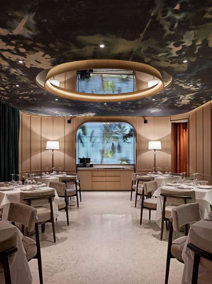 Los espacios de baño son las zonas más íntimas del restaurante y en ellos se ha optado por un diseño de líneas curvas que invita al confort. El lavabo sobre encimera de Fineceramic® Inspira Round ofrece un contrapunto orgánico a las singulares paredes curvas de los baños. La grifería electrónica de lavabo L30-E añade un plus de diseño al espacio y garantiza la eficiencia hídrica, en línea con el concepto del «Árbol de la vida». Entre los accesorios se encuentran la percha Cubica y el escobillero de pared mural Victoria, modelos minimalistas y discretos que ofrecen la máxima funcionalidad. Por otro lado, el inodoro suspendido Rimless Dama, con asiento con caída amortiguada y placa de accionamiento dual In-Wall PL10 (One), aporta un toque de modernidad y complementa el estilo acogedor y natural del espacio de baño.6