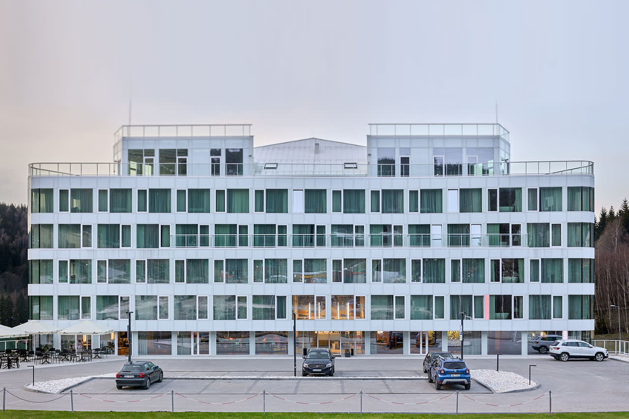 Los baños del hotel están equipados con las colecciones de Roca Inspira, Loft, Atlas y Nexo. Los lavabos Inspira ofrecen versatilidad y un uso eficiente del espacio; en cuanto a la grifería Loft permite controlar el caudal de agua de forma precisa, mientras que Atlas resulta fácil de manejar y ofrece la durabilidad requerida en un entorno de uso intensivo. Asimismo, varios apartamentos disponen de bañeras de la colección Ariane, que permiten a los huéspedes relajarse mientras disfrutan de la vista panorámica.