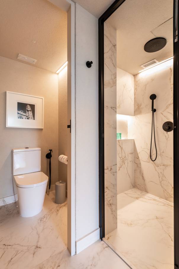 El compromiso de Roca por ofrecer experiencias de baño excepcionales están en perfecta sintonía con el prestigio del Hotel Unique como símbolo del lujo y la excelencia en el diseño en São Paulo. La reforma de 2024 combina modernidad con una elegancia atemporal, mejorando la experiencia de los huéspedes. Para crear una estética impactante, se ha combinado la grifería de lavabo de caño alto Ona de Roca en negro titanio con los lavabos Ohtake y Horizon. Los rociadores Rainsense en negro mate y las duchas de mano Stella proporcionan una agradable sensación de confort, mientras que los inodoros Inspira con tecnología Rimless completan un baño sostenible, sofisticado y minimalista.14