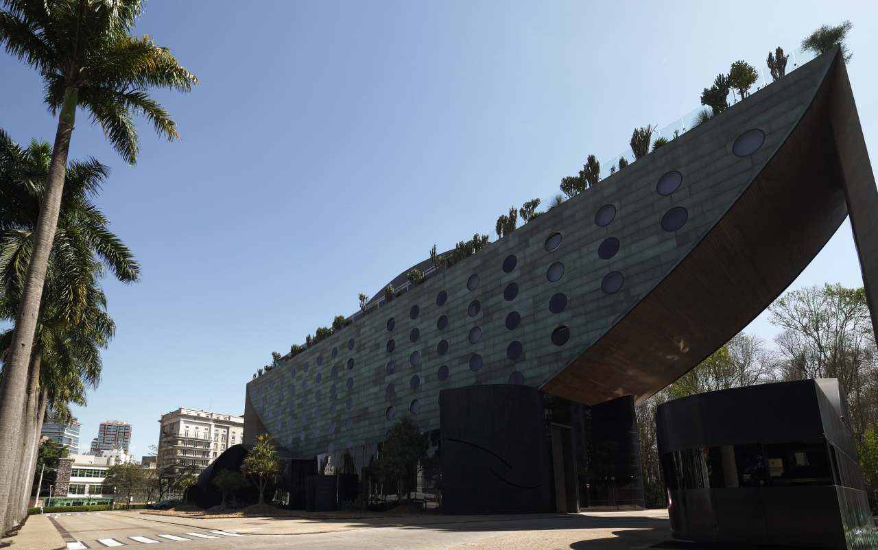 El compromiso de Roca por ofrecer experiencias de baño excepcionales están en perfecta sintonía con el prestigio del Hotel Unique como símbolo del lujo y la excelencia en el diseño en São Paulo. La reforma de 2024 combina modernidad con una elegancia atemporal, mejorando la experiencia de los huéspedes. Para crear una estética impactante, se ha combinado la grifería de lavabo de caño alto Ona de Roca en negro titanio con los lavabos Ohtake y Horizon. Los rociadores Rainsense en negro mate y las duchas de mano Stella proporcionan una agradable sensación de confort, mientras que los inodoros Inspira con tecnología Rimless completan un baño sostenible, sofisticado y minimalista.2