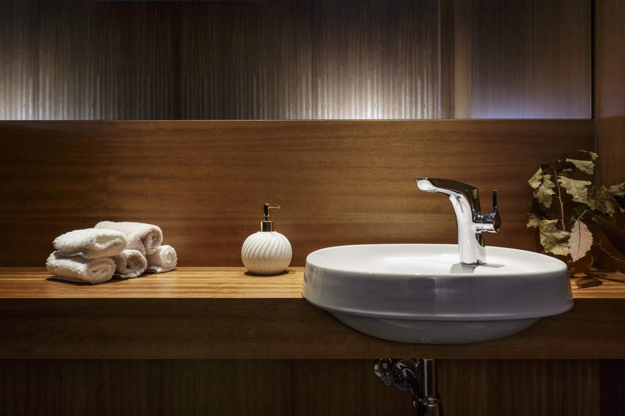 Los baños del restaurante se han diseñado con el objetivo de enriquecer la experiencia gastronómica, aunando tradición e innovación. La grifería Insignia y los lavabos Beyond de Roca, combinados con la moderna practicidad de los accesorios Hotels, dan lugar a un espacio tan bello como funcional. Con estas colecciones se logra que los baños transmitan la creatividad y el prestigio del restaurante, al tiempo que incorporan las últimas tecnologías para el ahorro de agua, como el sistema Cold Start, y soluciones prácticas para garantizar la seguridad y durabilidad en espacios públicos. Además de ofrecer una experiencia sensorial, el diseño de los baños también concede protagonismo a la responsabilidad medioambiental, en línea con la visión de los hermanos Torres de un mundo sostenible inspirado en el recurso más preciado de la naturaleza. Los chefs, comprometidos con el grave problema del consumo de agua, colaboran con la Fundación We Are Water desde 2016.