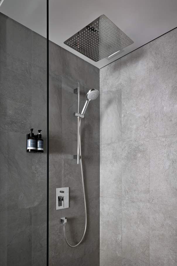Los espacios de baño del hotel, minimalistas y modernos, están equipados con las soluciones de Roca. Los rociadores Rainsense y Raindream son una fuente de bienestar, mientras que las suaves formas redondeadas de los inodoros Meridian, las bañeras Element y los lavabos The Gap evocan la conexión con la naturaleza. En los espacios públicos del hotel, los urinarios Mural y los lavabos Inspira aportan sofisticación y la máxima funcionalidad, en línea conel compromiso del hotel con el lujo y el diseño más vanguardista.8