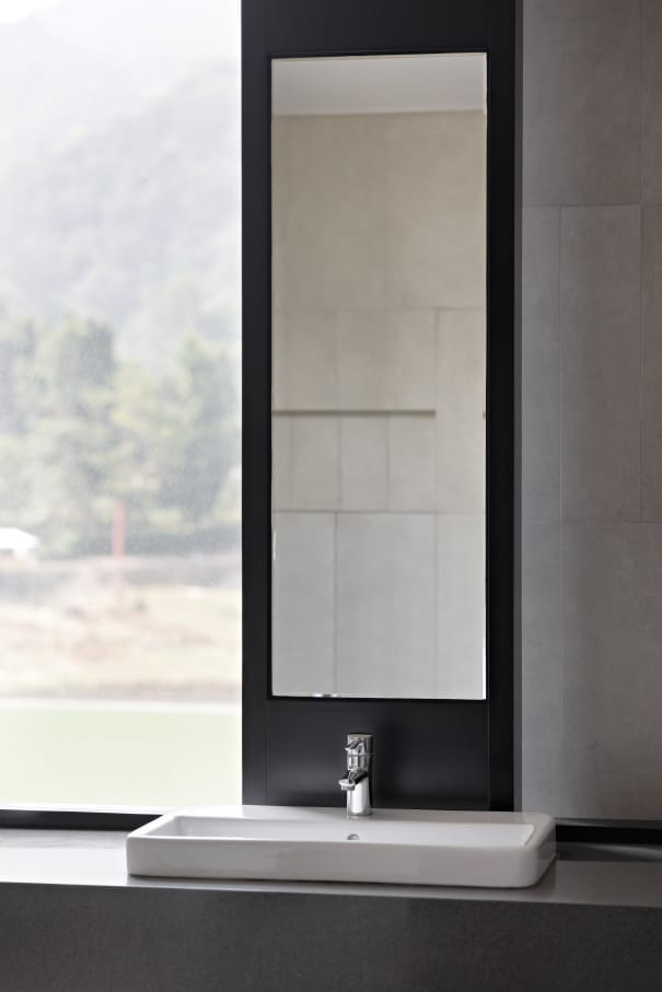 Los espacios de baño del hotel, minimalistas y modernos, están equipados con las soluciones de Roca. Los rociadores Rainsense y Raindream son una fuente de bienestar, mientras que las suaves formas redondeadas de los inodoros Meridian, las bañeras Element y los lavabos The Gap evocan la conexión con la naturaleza. En los espacios públicos del hotel, los urinarios Mural y los lavabos Inspira aportan sofisticación y la máxima funcionalidad, en línea conel compromiso del hotel con el lujo y el diseño más vanguardista.12