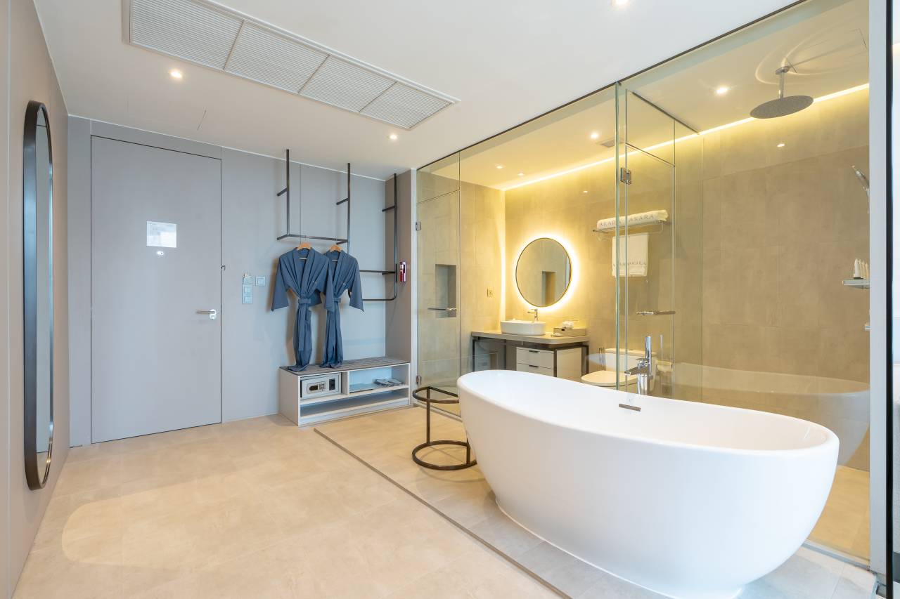 El diseño del hotel Akara Pattaya gira en torno a la dualidad entre serenidad y energía. Las soluciones de baño Roca fueron escogidas por su capacidad para adaptarse a esta transformación gracias a su funcionalidad, versatilidad y diseño elegante. El inodoro Inspira, el lavabo The Gap Round y la grifería L20 destacan por su minimalismo que transmite una sensación de tranquilidad y armonía. La aparente sencillez de las griferías Loft y Atlas contribuye a acentuar este ambiente de serenidad, logrando que los huéspedes se vean transportados a un oasis de sofisticación, ya sea bañado por la luminosidad del día o por la energía nocturna. Con el fin de contribuir aún más al bienestar de los huéspedes, la bañera encastrada Palma y la grifería de pie de baño-ducha Escuadra crean un lujoso santuario, mientras que el rociador Raindream y la ducha de mano Plenum ofrecen una experiencia de ducha envolvente.3