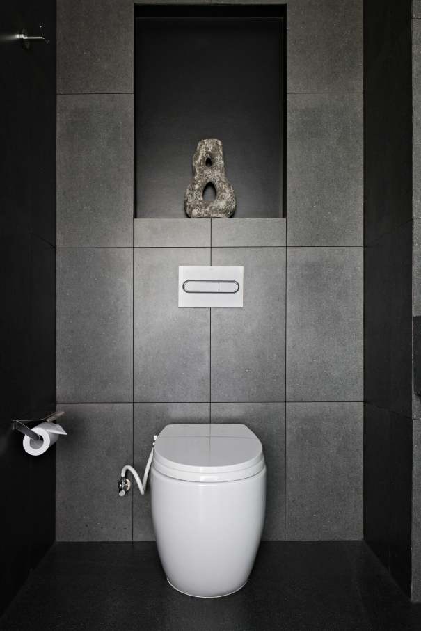 Los espacios de baño del hotel, minimalistas y modernos, están equipados con las soluciones de Roca. Los rociadores Rainsense y Raindream son una fuente de bienestar, mientras que las suaves formas redondeadas de los inodoros Meridian, las bañeras Element y los lavabos The Gap evocan la conexión con la naturaleza. En los espacios públicos del hotel, los urinarios Mural y los lavabos Inspira aportan sofisticación y la máxima funcionalidad, en línea conel compromiso del hotel con el lujo y el diseño más vanguardista.11