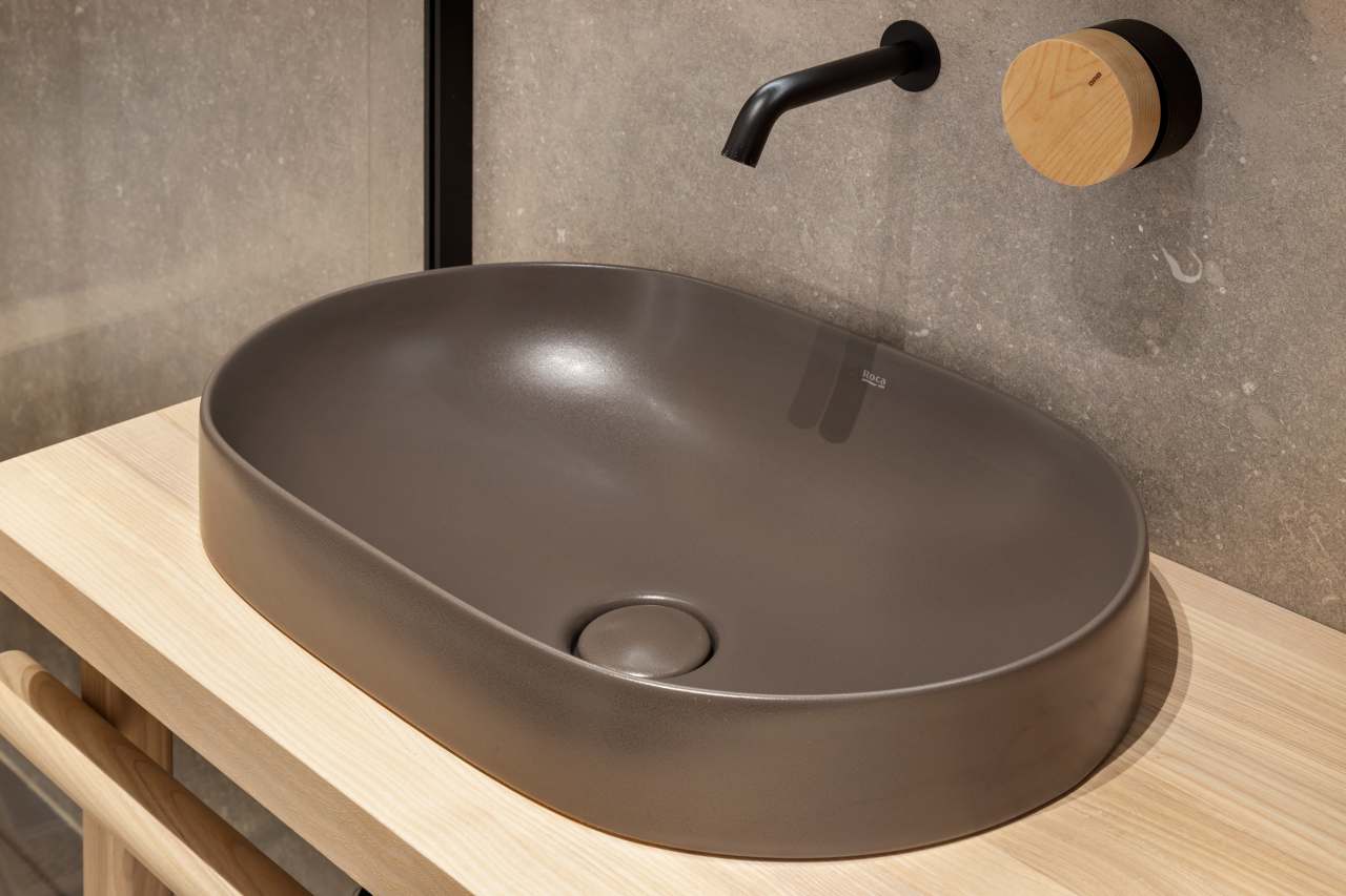 La prioridad en el diseño interior del hotel es garantizar que los huéspedes se vayan con una sonrisa, sintiéndose relajados y completamente satisfechos. Adoptando el enfoque minimalista del hygge, el diseño transmite una agradable sensación de confort a través de una cuidada selección de colores y mobiliario en materiales naturales con suaves curvas y formas orgánicas. En perfecta sintonía con la filosofía hygge, las líneas suaves y las formas redondeadas del lavabo Beyond de color café y del inodoro y bidé Inspira irradian relajación, calidez y armonía. El diseño de la colección Ona, inspirado en la naturaleza, se suma a la estética relajante. Los bidés y lavabos suspendidos contribuyen a crear una sensación de amplitud y equilibrio que evoca la serenidad de los paisajes tranquilos. De esta forma, el confort y el hygge se transmiten a todos los huéspedes del hotel. Los aseos públicos para hombres cuentan con los minimalistas urinarios Proton y los aseos accesibles están equipados con inodoros Access y asas de baño, garantizando un entorno acogedor e inclusivo para todos.26