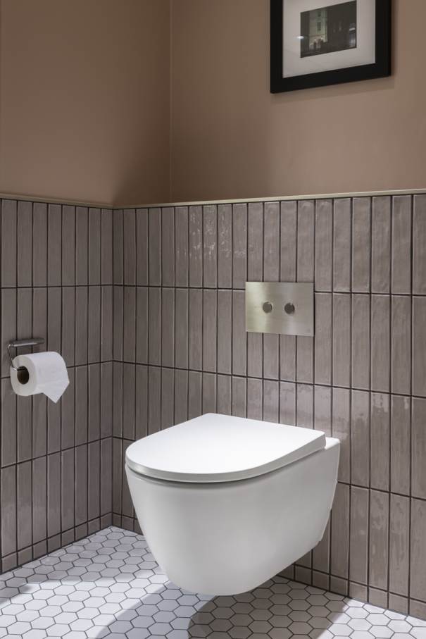 El inodoro suspendido Rimless® y el lavabo de Fineceramic®, ambos de la colección Ona, han sido seleccionados por su diseño funcional y su innovadora tecnología. El primero mejora la higiene y la eficiencia espacial, mientras que el segundo ofrece la máxima durabilidad y un diseño sofisticado. Por otro lado, el plato de ducha Pyros, fabricado en Stonex®, destaca por su diseño extraplano y su discreto desagüe lineal, elevando así la estética del espacio de baño. Esta colaboración es el ejemplo perfecto de cómo el diseño y la tecnología de vanguardia logran realzar los espacios históricos, creando una sinergia atemporal entre la elegancia victoriana y el confort más actual.3