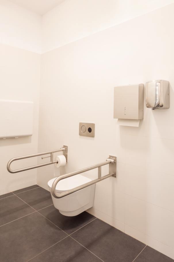 Con el fin de adaptar los baños a las necesidades actuales y respetar la integridad del edificio, los productos seleccionados deben transmitir los ideales contemporáneos de su arquitectura y ser accesibles e inclusivos. El diseño lineal y estructurado de los lavabos murales y las suaves curvas y volúmenes apilados de los inodoros suspendidos Roca Rimless® evocan una simplicidad atemporal y se hacen eco de los ideales modernistas del edificio de Sert. La colección Access, adecuada para todo tipo de usuarios, ha sido otra incorporación esencial a los baños, incluidos los asientos y tapas de inodoro, los espejos basculantes y los asientos de ducha abatibles. La elección de los dispensadores de toallas y las papeleras de la colección Public han contribuido a una mayor funcionalidad del espacio.9