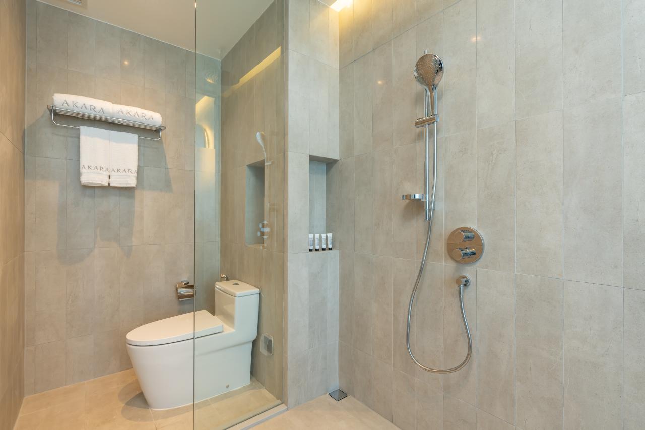 El diseño del hotel Akara Pattaya gira en torno a la dualidad entre serenidad y energía. Las soluciones de baño Roca fueron escogidas por su capacidad para adaptarse a esta transformación gracias a su funcionalidad, versatilidad y diseño elegante. El inodoro Inspira, el lavabo The Gap Round y la grifería L20 destacan por su minimalismo que transmite una sensación de tranquilidad y armonía. La aparente sencillez de las griferías Loft y Atlas contribuye a acentuar este ambiente de serenidad, logrando que los huéspedes se vean transportados a un oasis de sofisticación, ya sea bañado por la luminosidad del día o por la energía nocturna. Con el fin de contribuir aún más al bienestar de los huéspedes, la bañera encastrada Palma y la grifería de pie de baño-ducha Escuadra crean un lujoso santuario, mientras que el rociador Raindream y la ducha de mano Plenum ofrecen una experiencia de ducha envolvente.4