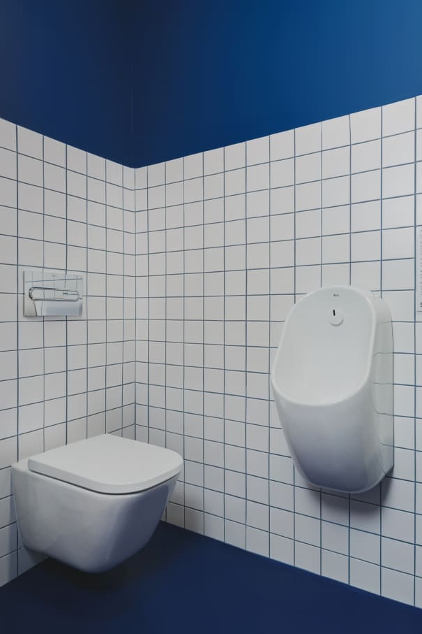 La pieza clave en los baños de este proyecto es el galardonado W+W, una ingeniosa combinación de lavabo e inodoro que permite ahorrar hasta un 25 % de agua. Esta pieza incorpora la grifería Single Pro, que incluye un innovador cartucho que reduce al mínimo el consumo de agua y las emisiones de CO2, una nueva muestra de la integración de tecnología al servicio del medioambiente que caracteriza a Roca. Los urinarios Proton también contribuyen a un uso eficiente de recursos con su diseño minimalista y un sistema de descarga sin contacto que utiliza únicamente 0,5 litros de agua por descarga. Por otro lado, la combinación de los inodoros suspendidos The Gap y las placas de accionamiento PL1 Dual añade funcionalidad y estilo a este espacio público. Asimismo, los lavabos sobre encimera The Gap Round realzan aún más la estética de los baños del museo. Este enclave también llama la atención de sus visitantes con exposiciones.2