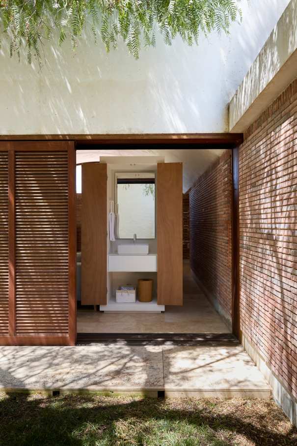 La distribución de Casa IV transforma el baño en un elemento fluido del espacio vital, contribuyendo a mejorar la experiencia de los habitantes de la vivienda. La incorporación de la bañera, el inodoro y el lavabo sobre encimera de la colección Tura genera una sensación de calma y sofisticación, mientras que la grifería Stripes de la colección Nu introduce un toque de dinamismo. La bañera trasciende lo funcional, convirtiéndose en el centro de atención del dormitorio y en un símbolo del estilo de vida mediterráneo. Esta vivienda es un ejemplo de cómo los productos Roca mejoran la experiencia de los usuarios, creando una mezcla perfecta de funcionalidad y diseño, en línea con la filosofía del proyecto, basada en la elegancia discreta y en los detalles cuidadosamente escogidos.23