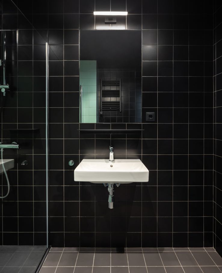 The Social Hub San Sebastián cuenta con lavabos de Fineceramic® de Roca, inodoros tradicionales, accesorios cromados, griferías de ducha y modernas placas de accionamiento. La colección Ona, con su diseño de inspiración mediterránea, aporta calidez e intimidad, mientras que la grifería de lavabo L20, la grifería termostática de ducha T-500, el kit de ducha Stella y los accesorios Victoria aúnan funcionalidad y elegancia. Esta colaboración permitirá a los clientes disfrutar de una experiencia de baño llena de sofisticación, bienestar y relajación, fiel reflejo de la apuesta de ambas marcas por la innovación y la sostenibilidad.9