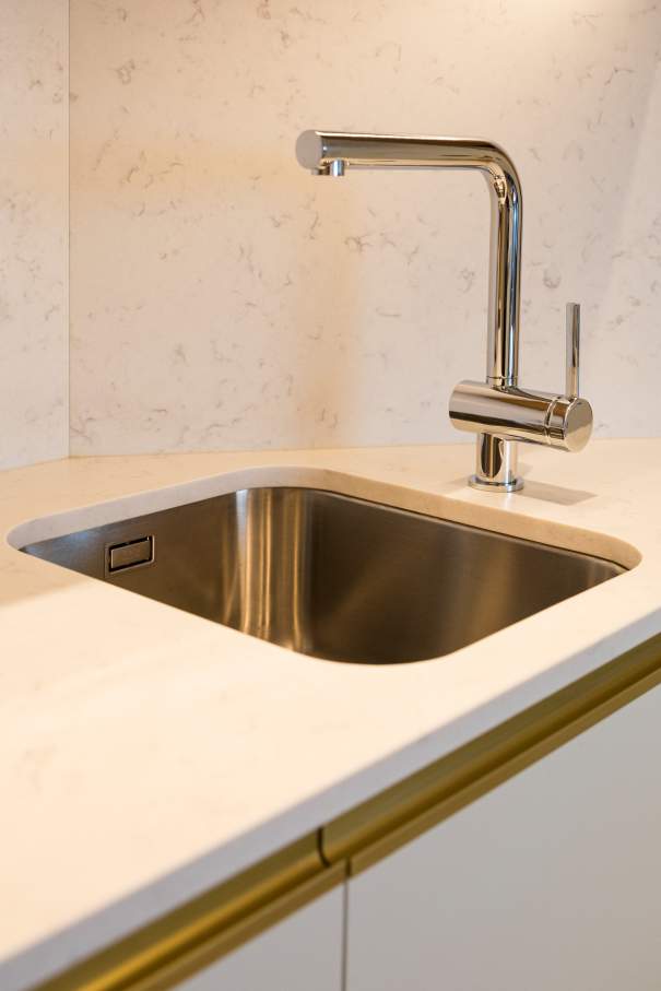 Los baños del Gran Meliá Torre Melina ofrecen una experiencia sofisticada y confortable, realzada por los productos de alta gama de Roca. En las habitaciones Supreme, los huéspedes pueden disfrutar de un exclusivo baño con la original bañera de Stonex® Kauai y la grifería de baño-ducha. Otras habitaciones cuentan con innovadoras soluciones para el espacio de ducha, como los platos de ducha de Stonex® Terran y la grifería termostática T-500, que proporcionan una sensación única en la ducha. Los aseos públicos del hotel cuentan con modernos y funcionales lavabos sobre encimera de la colección Ona, urinarios Mural e inodoros adosados a pared The Gap Round. Los resistentes materiales de Roca Stonex® y Fineceramic® no sólo contribuyen a optimizar los estándares de higiene, sino que también aumentan la eficiencia operativa en todo el hotel, reflejando el compromiso de este establecimiento con la excelencia hotelera.13